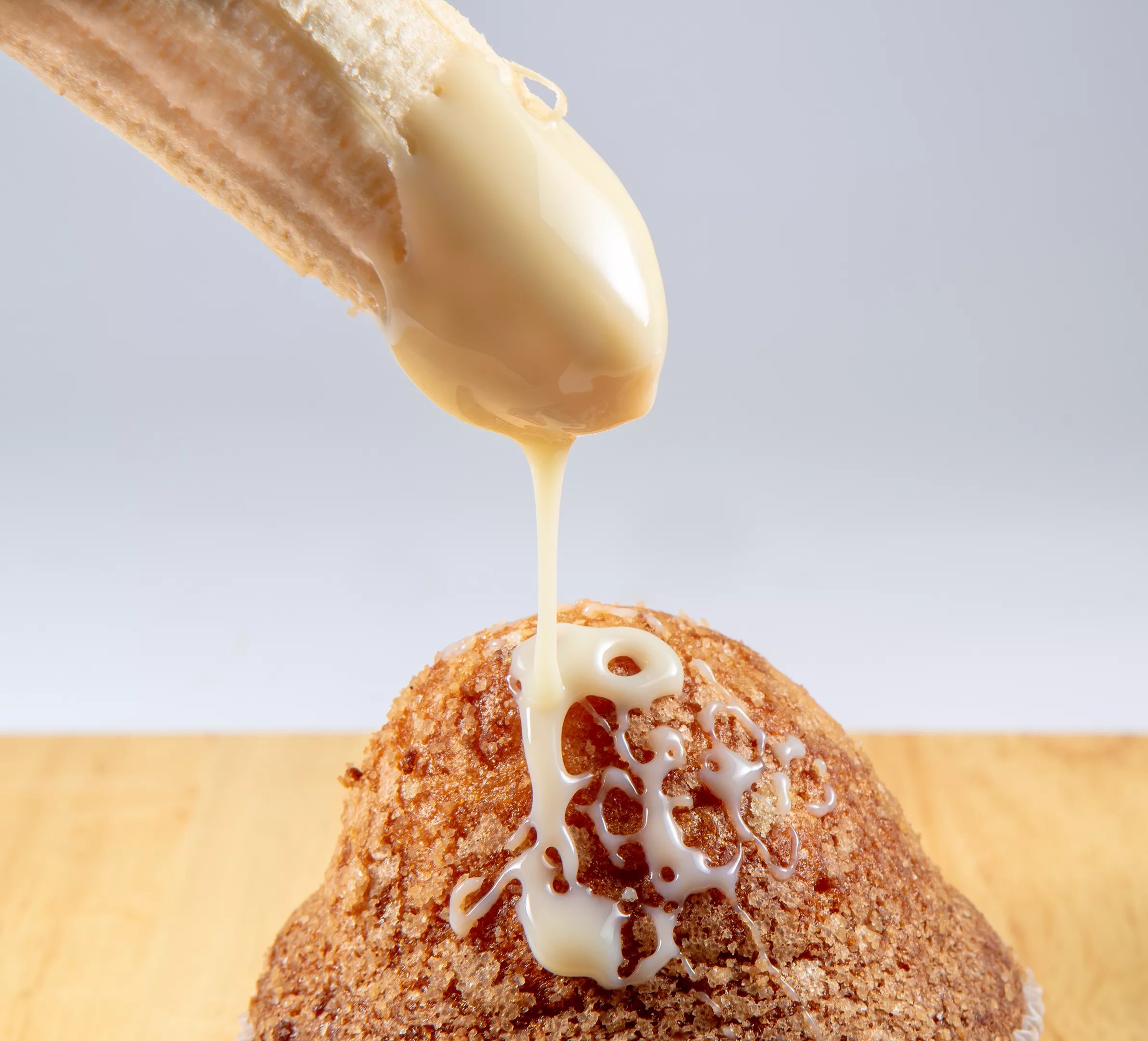 banana with cream drizzling on a muffin