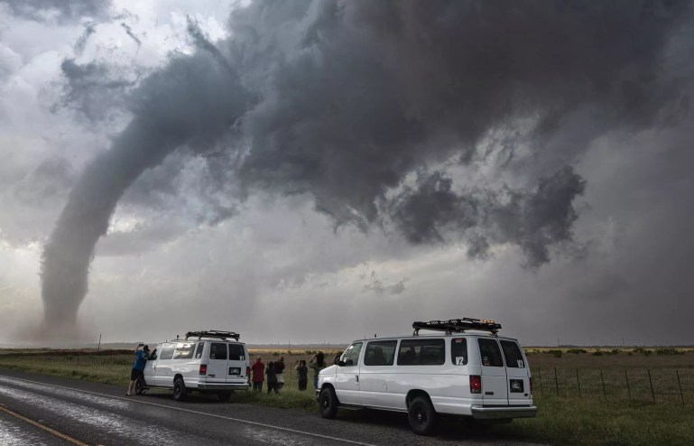 Extreme Tornado Tours travel across
Oklahoma and Texas scouting for twisters.