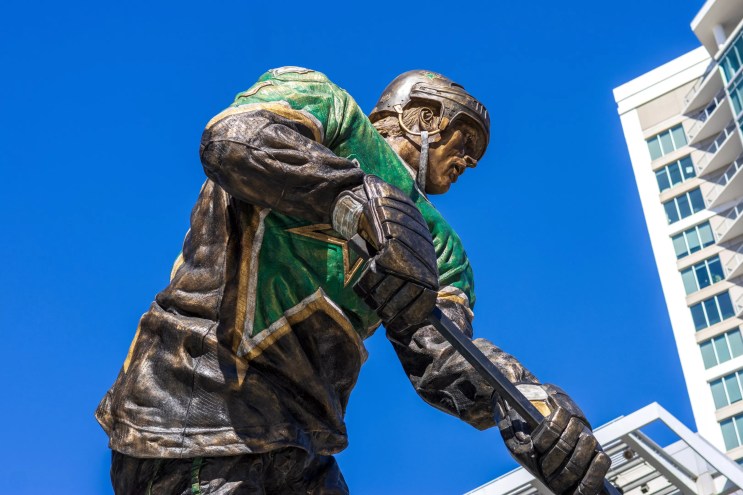 Mike Modano statue Dallas