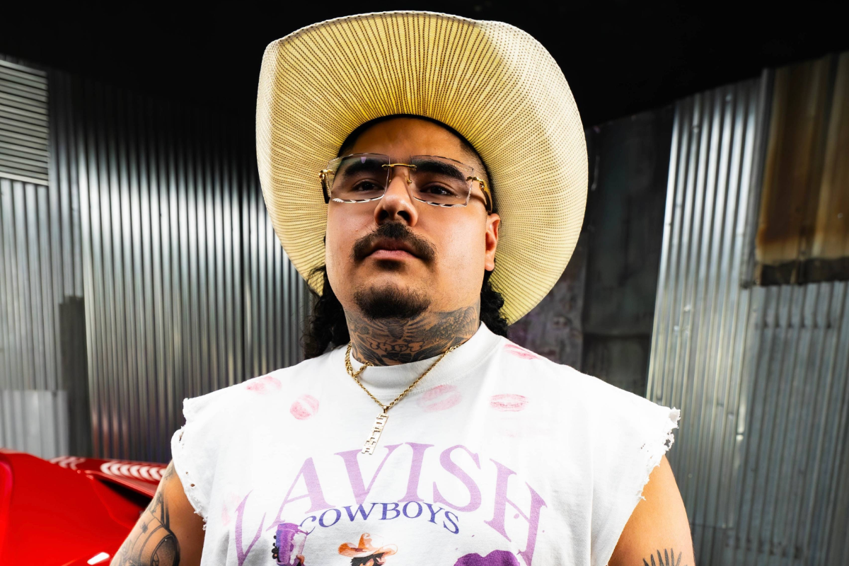 Man with a cowboy hat and glasses